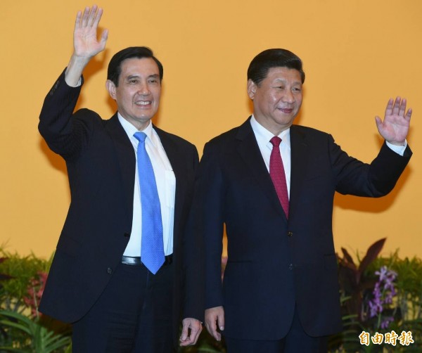 「馬習會」兩岸歷史性時刻，中華民國總統馬英九和中國國家主席習近平握手長達2分鐘，兩人握手後各自發表談話。（記者廖振輝攝）