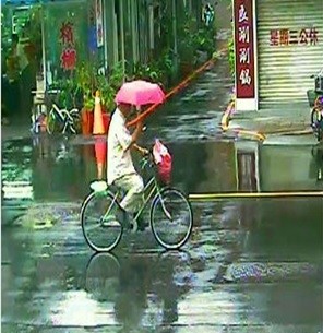 老翁身手矯健，雨天偷車後，可以一手騎車一手撐傘。（記者王冠仁翻攝）