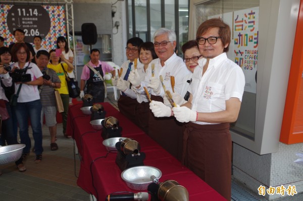 雲林縣長李進勇（右３）等人烘焙咖啡豆，行銷古坑咖啡節。（記者林國賢攝）