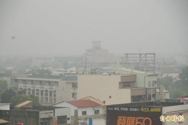 全縣空氣品質不佳，天空一片灰濛濛。（記者林國賢攝）