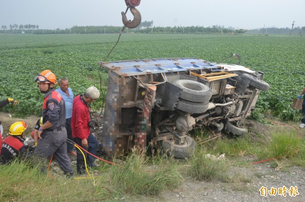 一部戴運廢棄土的小貨車翻覆在海豐濕地堤防產業道路。（記者葉永騫攝）