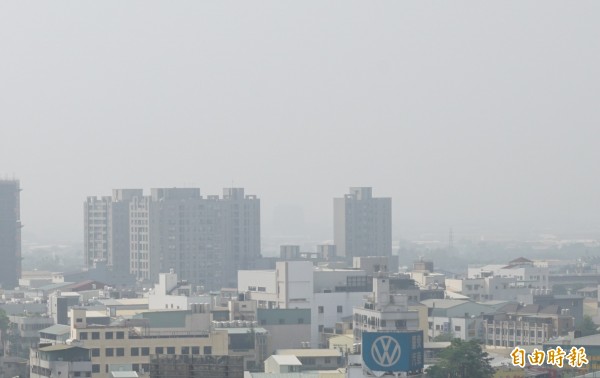 環境保護署空氣品質監測網指出，8日西半部PM2.5指標為中至高等級。圖為台中市區。（資料照，記者蔡淑媛攝）