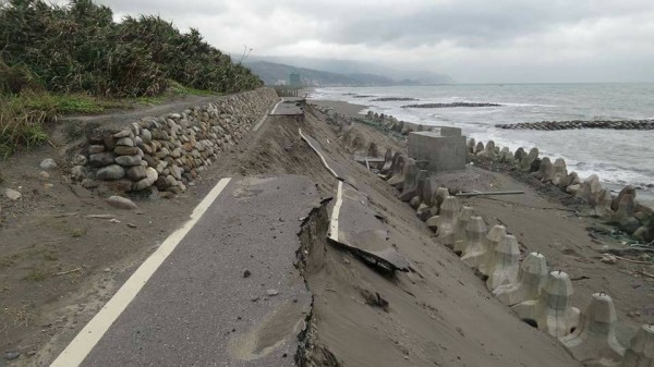 宜蘭縣濱海自行車道竹安段，有400公尺路基流失，讓人怵目驚心。（讀者提供）