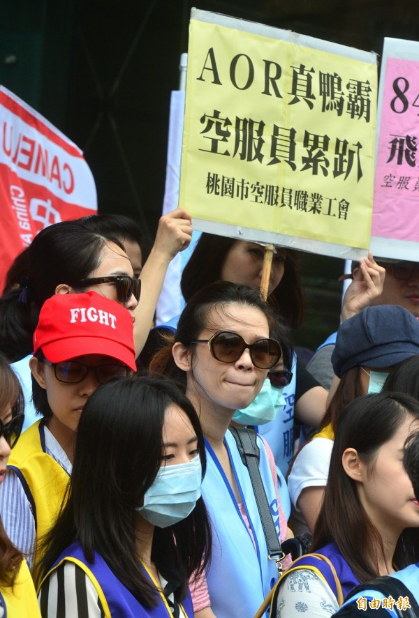 桃園市空服員職業工會暨中華航空修護工廠工會9日到交通部前舉行成立誓師大會，會中表示，要求民航局和勞動部應立刻修改法規。（記者王藝菘攝）
