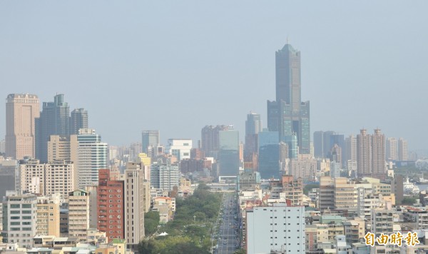 台灣近幾日空氣品質欠佳，圖為8日高雄市一景。明天（10日）中部、雲嘉南、高屏地區的空氣品質也較差。（資料照，記者黃志源攝）
