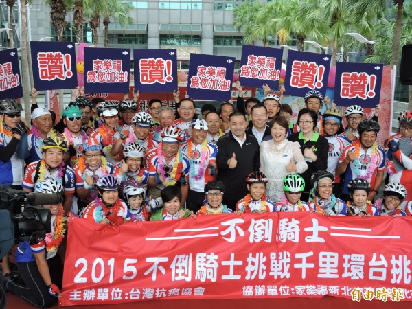 台灣癌友運動發展協會今年第5度號召33位癌友，挑戰10天完成單車環台1100公里的壯舉，今天抵達終點新北市政府。（記者賴筱桐攝）