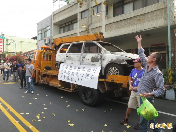 鹿谷火燒車命案疑涉感情和金錢糾紛，家屬不滿與死者有婚外情的林姓消防隊員事發後避不見面，到林男上班的消防隊撒冥紙抗議。（記者劉濱銓攝）