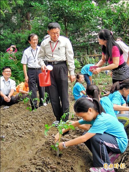 台北市長柯文哲推動田園城市，和螢橋國小學童一起體驗種小番茄。（記者梁珮綺攝）