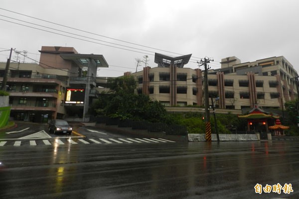 基隆殯儀館喪家祭品野狗 街友偷吃 地方 自由時報電子報