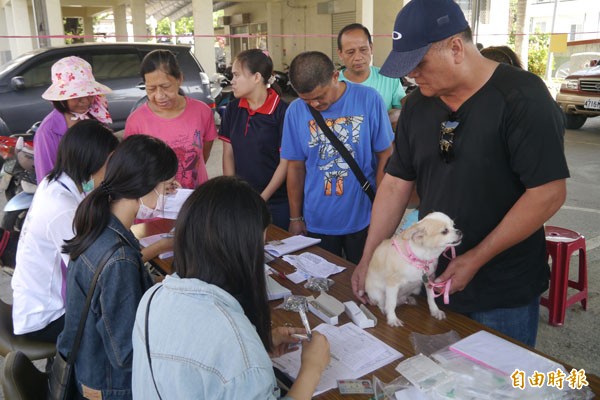 花蓮縣動植物防疫所為鼓勵民眾替家中犬貓絕育，再釋出700個免費絕育名額。（記者王峻祺攝）