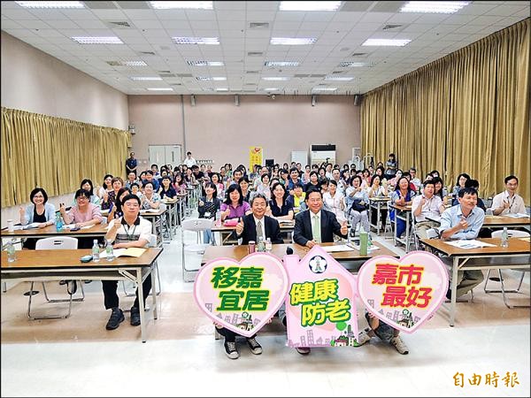 雙連安養中心執行長蔡芳文（前排左二）到市府演講，認為健康防老園區具前瞻性。（記者王善嬿攝）