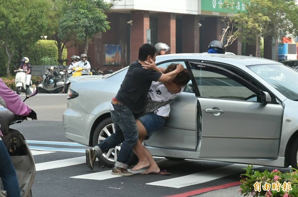 一對男女發生爭執，男子亂停車並毆打女子，女子也還擊。（記者張忠義攝）