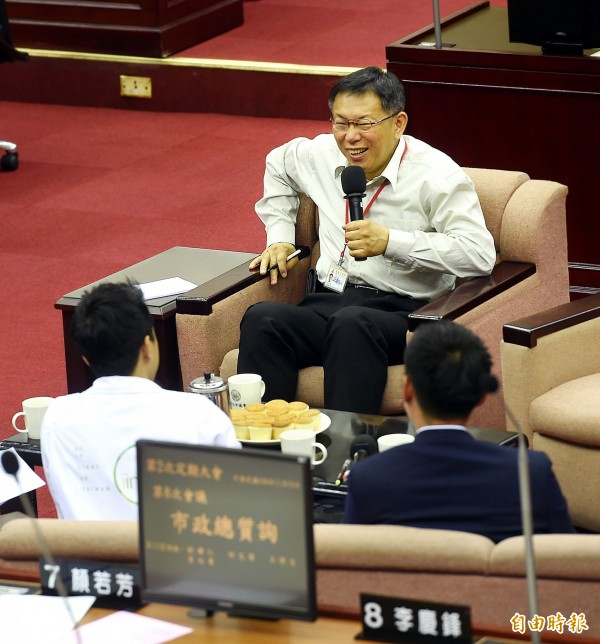 台北市長柯文哲（中）今天（10日）出席市議會市政總質詢，台北市議員搬出沙發，請柯文哲坐著答詢。（記者方賓照攝）