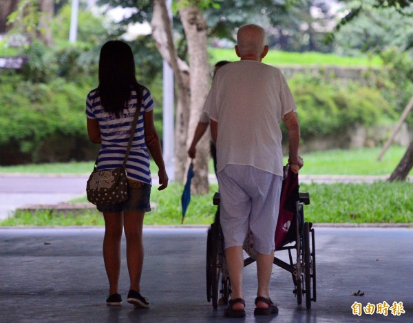 勞動部今日發布，外籍家庭看護工經評點達60點以上者，累計在台工作年限即可延長至14年。（資料照，記者王藝菘攝）