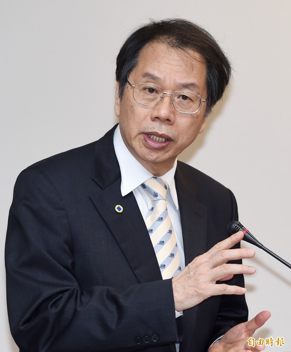 衛福部長蔣丙煌表示,目前每年健保核刪金額約100多億,強調有些醫生處理方面仍有問題,因此還是要做審查,但具名的部分,可以再來研議可行性。(記者廖振輝攝) 衛福部長蔣丙煌表示,目前每年健保核刪金額約100多億,強調有些醫生處理方面仍有問題,因此還是要做審查,但具名的部分,可以再來研議可行性。(記者廖振輝攝)