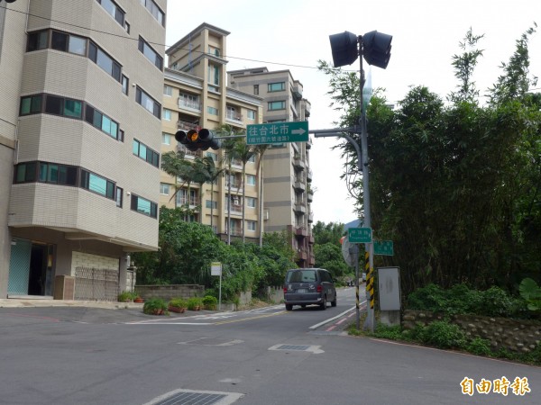 轉入坪頂路52巷是往台北市行走方向，直行循北二線亦可通往台北市，新北市議員鄭宇恩要求交通局應將兩條路線指標寫清楚。（記者李雅雯攝）