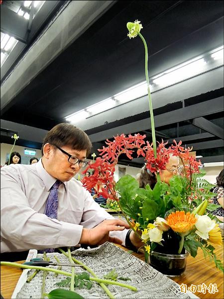 帕金森氏症患者曾國修認真學花藝，雖然雙手不斷抖動，但仍堅持完成作品。（記者洪定宏攝）