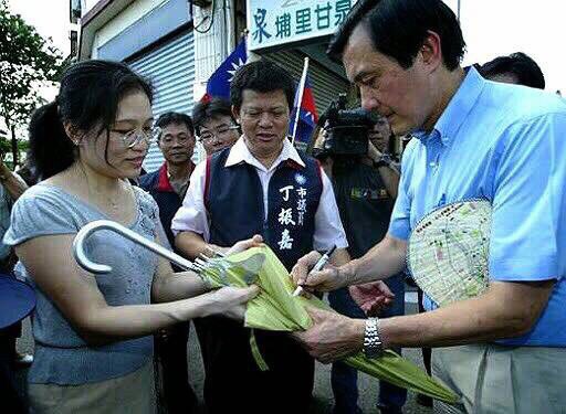 總統馬英九替一位女性支持者在雨傘上簽名，這把雨傘也不偏不倚的刺向馬總統，意外的巧合也讓網友笑翻。（圖擷取自PTT）