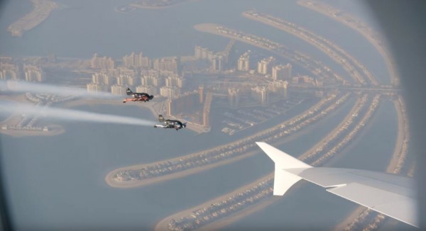 從機艙內可見飛行員飛在飛機旁，客機和飛行員共同飛越棕櫚島。（圖擷取自YouTube）