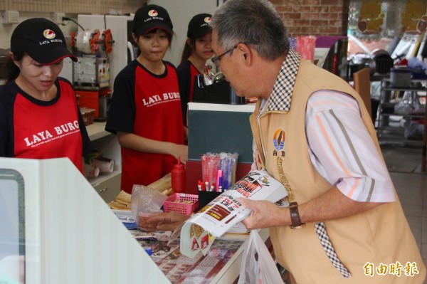 台聯嘉縣主委侯富源發放宣傳單。（記者林宜樟攝）