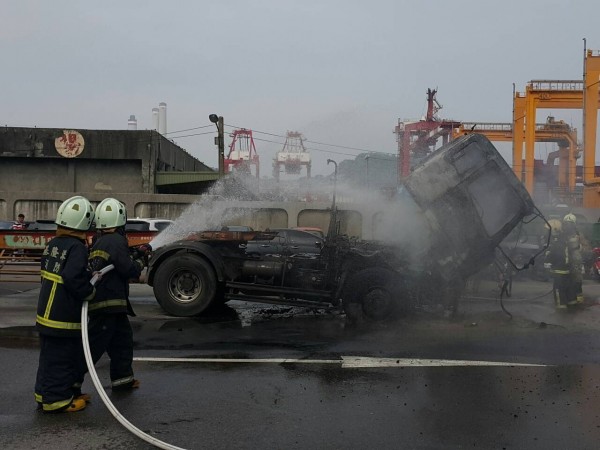 基隆港碼頭靠近中正區中山三路附近一輛貨櫃車突然冒火，消防隊員迅速滅火。（記者吳政峰翻攝）