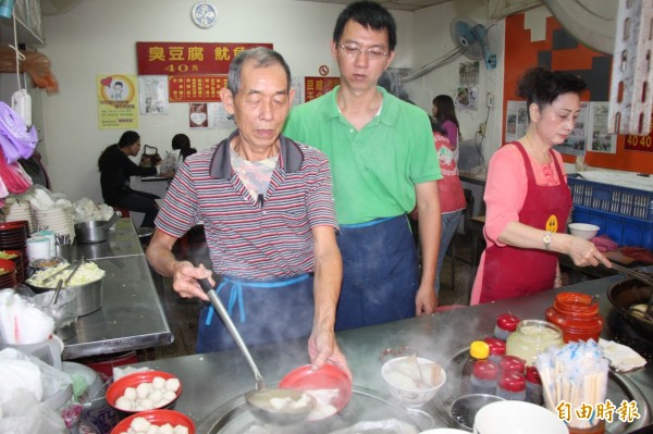 基隆劉家臭豆腐老闆劉清山連續8年在生日當天舉辦一日義賣活動，將所得全數捐贈給家扶中心（記者林欣漢攝）