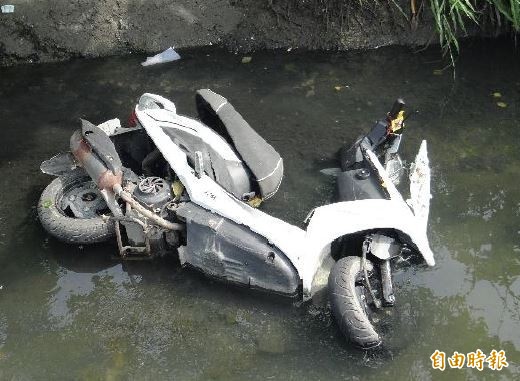 林姓孕婦連人帶車摔入水溝裡，造成一屍兩命的悲劇。（記者陳冠備翻攝）