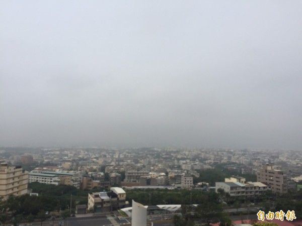 台中海線PM2.5連紫爆 ，天空灰濛濛。（記者張軒哲攝）
