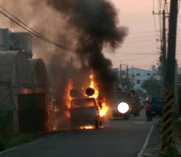 陳素月競選宣傳車昨日下午電線起火，瞬間燃起大火球。（記者陳冠備翻攝）