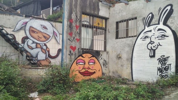 POW!WOW!Ｔaiwan藝術家到信義鄉潭南國小彩繪牆面，在外牆畫上充滿街頭風格並融合原民意像的圖案。（民眾提供）
