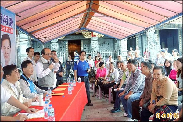 頂埔居民向交通部長陳建宇（持麥克風者）抗議三鶯捷運高架。（記者張安蕎攝）