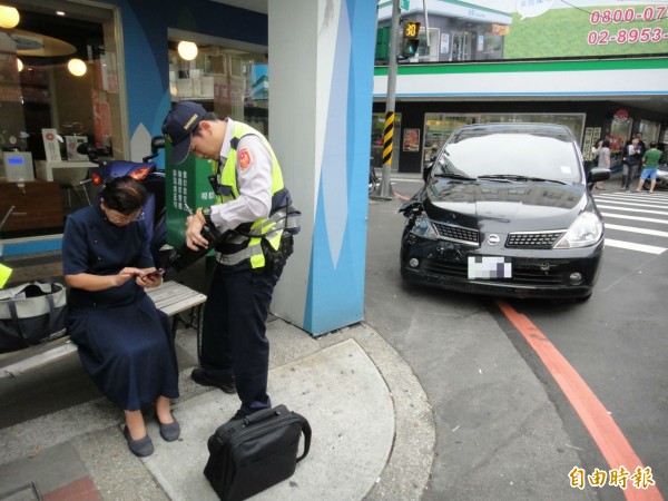 林姓婦人（左）開車撞人後報警，才返回現場。（記者吳仁捷攝）