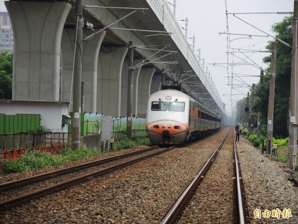 141次自強號列車今晚在行經社頭站東線時，竟撞上不明物體，經該車工作人員停車查看，發現竟是狗隻。圖為資料照。（資料照，記者林良昇攝）