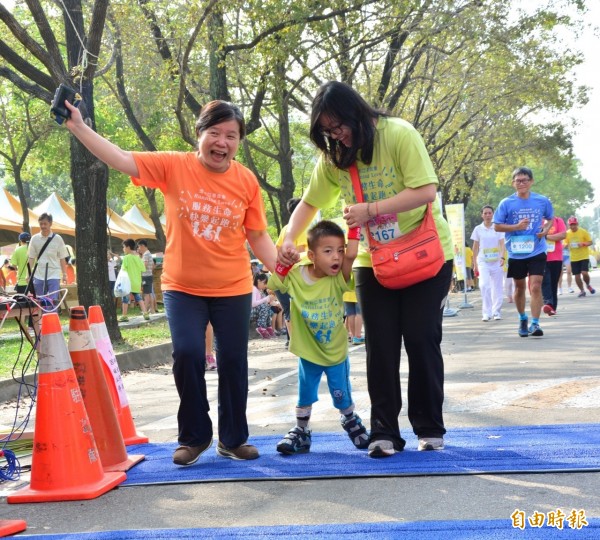 瑪利亞執行長陳美鈴（左）陪著早療兒跑到終點站（記者蘇金鳳攝）