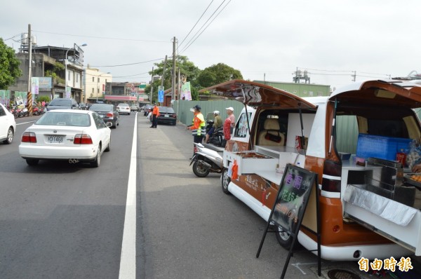 造勢會場，員警將道路清空，給市長座車使用，讓民眾很不爽。（記者謝武雄攝）