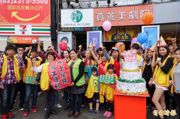 創世基金會今日下午就召集上千名學生，於北市萬華區西門町商圈募款、募發票，要爲寒士宴找財源，盼在景氣寒冬爲四萬街友、弱勢注入溫暖。（記者蕭婷方攝）