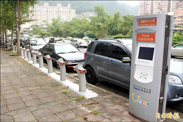 華夏科大旁YouBike8月完工至今因缺電仍無法啟用。（記者翁聿煌攝）