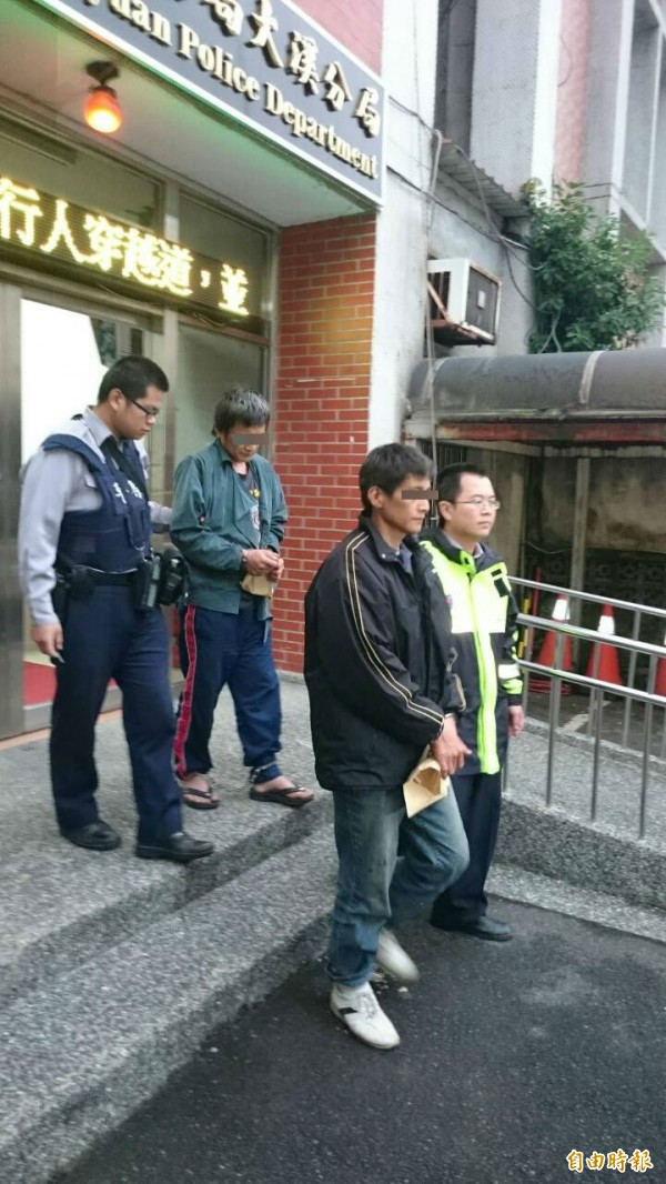 余姓兄弟（右後為兄、左前為弟）兩度侵入中華路的倉庫行竊被警查獲。（記者李容萍攝）