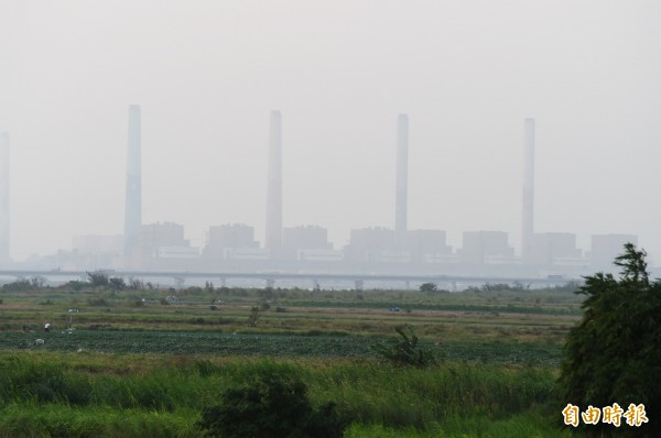 中部地區最近空氣污染嚴重，遠眺台中火力發電廠是灰濛濛的一片。（資料照，記者廖耀東攝）