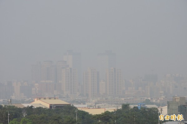 台灣近來空氣品質欠佳，尤其中南部地區特別嚴重。學者分析成因後指出，中部地區空污解決方法之一，可能就是讓城市夜間降溫。（資料照，記者何宗翰攝）
