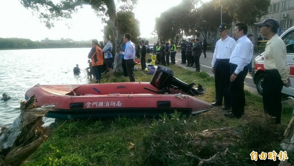 一輛隸屬金門防衛部的裝甲車在14日下午3點10分許行經太湖時，疑因機械故障爆衝，在撞樹後衝進湖內，車內2名士兵雖被救起，送醫仍宣告不治。（記者吳正庭攝）