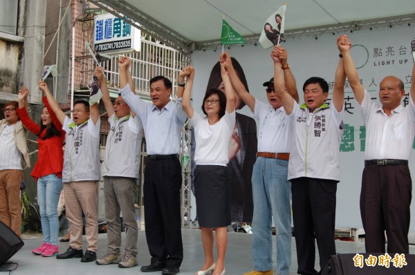 立委參選人蘇治芬（右四）北港競選總部今成立。（記者陳燦坤攝）