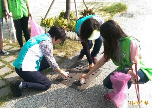 立委參選人劉世芳（左一）率I轟青年軍投入社區防疫，幫阿公阿嬤級志工分勞。（記者黃良傑攝）