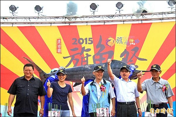 台東縣成功鎮旗魚祭昨天開幕，副縣長陳金虎（中）及副議長陳宏宗（左一）等人大力推銷。（記者黃明堂攝）