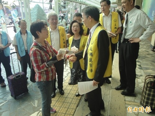 花蓮地檢署檢察長林錦村10月時親自率員前往火車站，啟動「檢舉賄選、人人有責」號召民眾化身為檢舉賄選的啄木鳥公民。（資料照、記者王錦義攝）