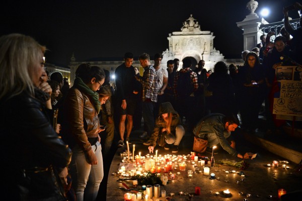 法國民眾在共和廣場用燭光為受害者哀悼。（法新社）