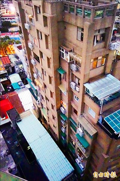 黃姓少婦昨與丈夫吵架，氣得從北市9樓住處陽台跳樓，幸運掉在5樓樓頂加蓋鐵皮屋頂上。（記者姜翔攝）