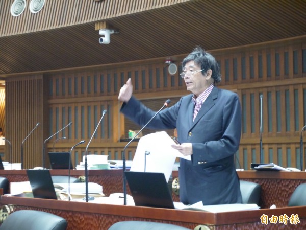 議員楊政誠建議縣府補助家事管理員交通費。（記者簡惠茹攝）