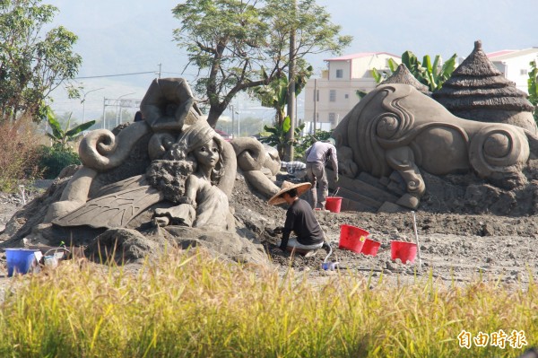 彰化田中為迎接高鐵開幕，將舉辦泥雕藝術節活動，藝術家們正在揮汗趕工。（記者陳冠備攝）