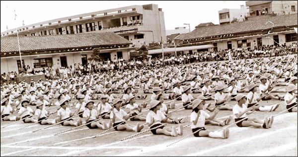 民國六○年代，學童在運動會上表演「寶島健兒」健康操。（淡水國小提供）